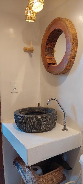 卡拉伊瓦Afeto Caraíva的一间带石制水槽和镜子的浴室
