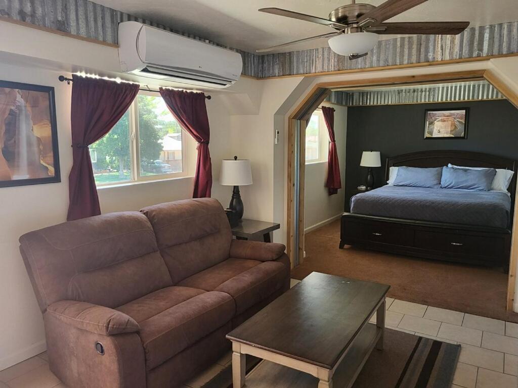 佩吉Tail Wind Life LLC的客厅配有沙发和1张床