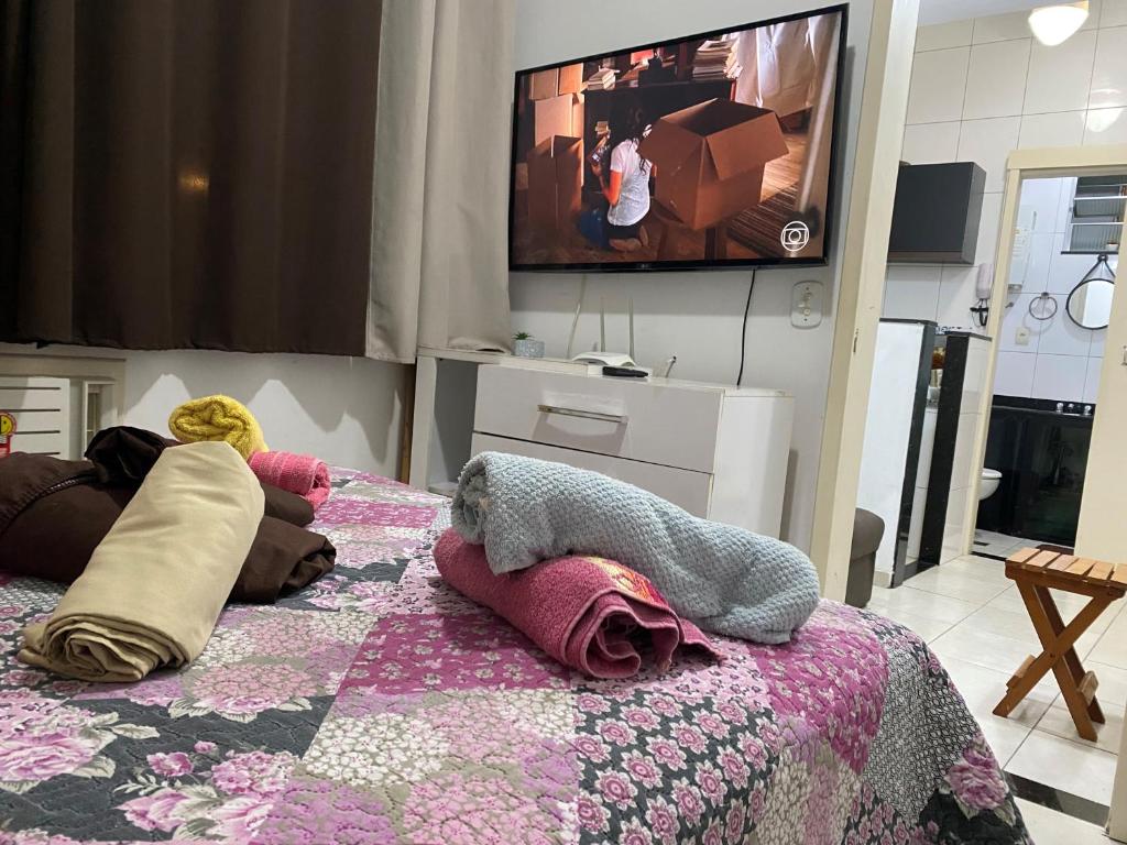 里约热内卢森塔纳坦姆波拉达 - 科帕卡巴纳圣母公寓的卧室配有一张床铺,墙上配有电视