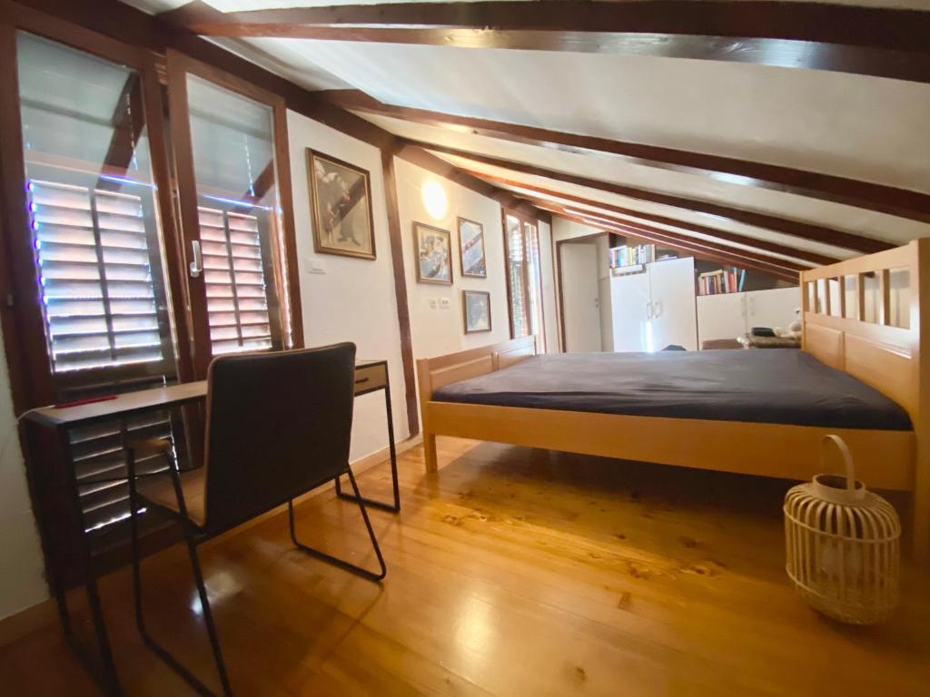 皮兰浪漫公寓的一间卧室配有一张床和一把椅子