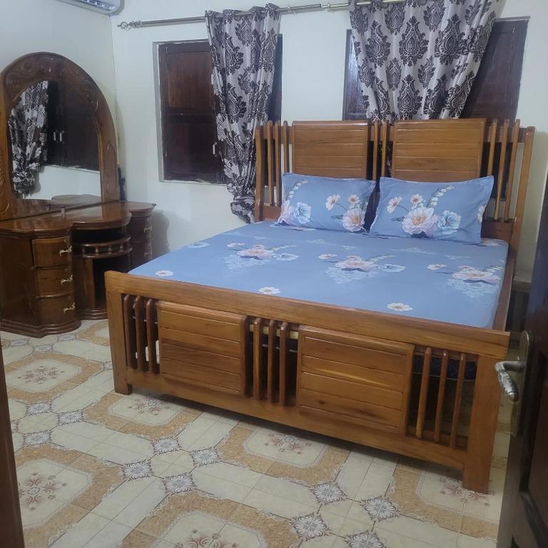 NgamboBaraste zanzibar的一张木架床