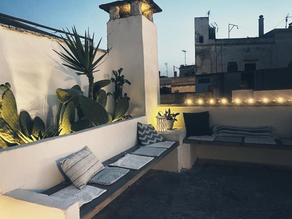 加利波利Casa Annina的大楼内的阳台配有枕头和植物