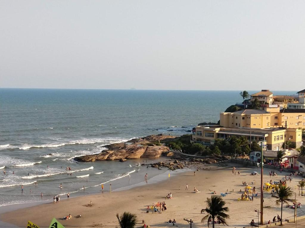 伊塔尼亚恩Lindo Apartamento na Praia do Sonho的一群人,在海边的海滩上