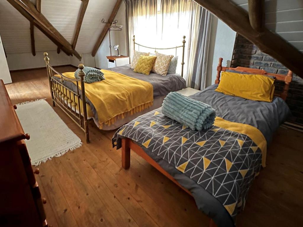 DeneysvilleVaal Dam Getaway的一间卧室设有两张床和窗户。