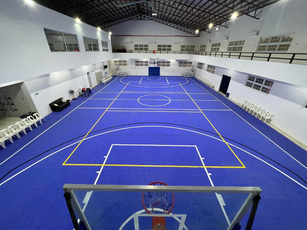 BulalaVilla Del Cascel的蓝色地板的大型网球场
