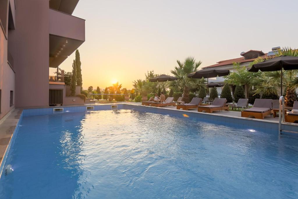 帕拉利亚卡泰里尼斯亚金特霍斯公寓式酒店的酒店旁的大型游泳池