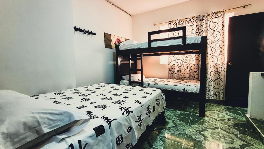 卡塔赫纳Hotel Beijing Cartagena的一间卧室配有两张双层床。
