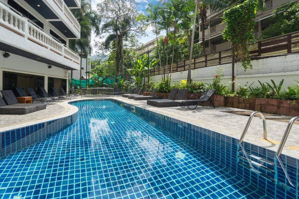 芭东海滩Patong Central Residence and Apartment的一座建筑物中央的游泳池