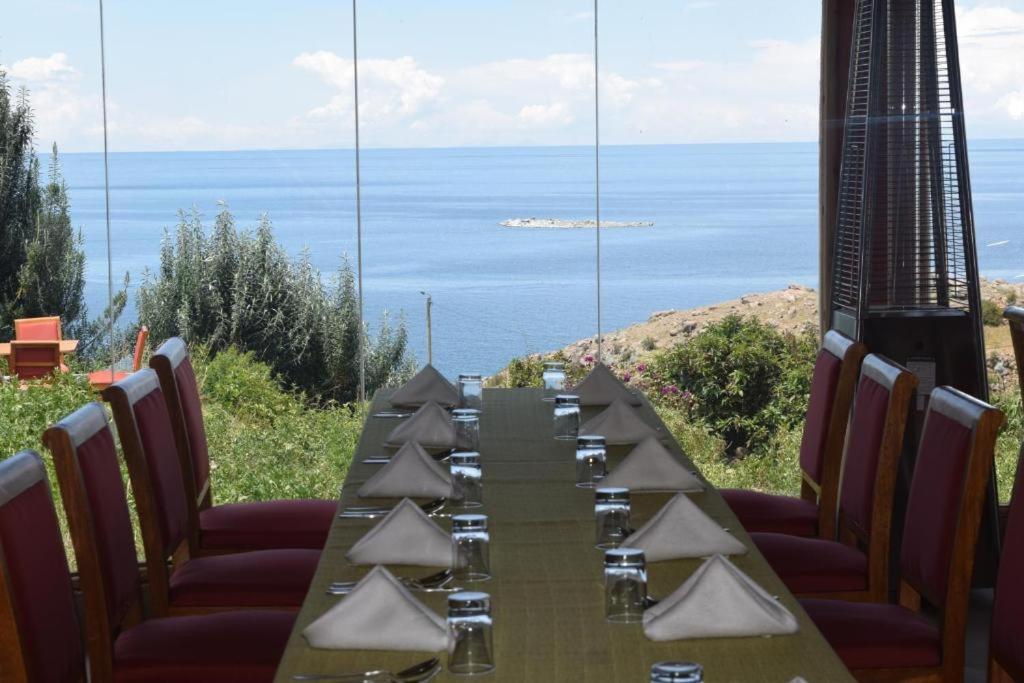 奥科苏尤Allpa Tika Lodge的一张长餐桌,享有海景