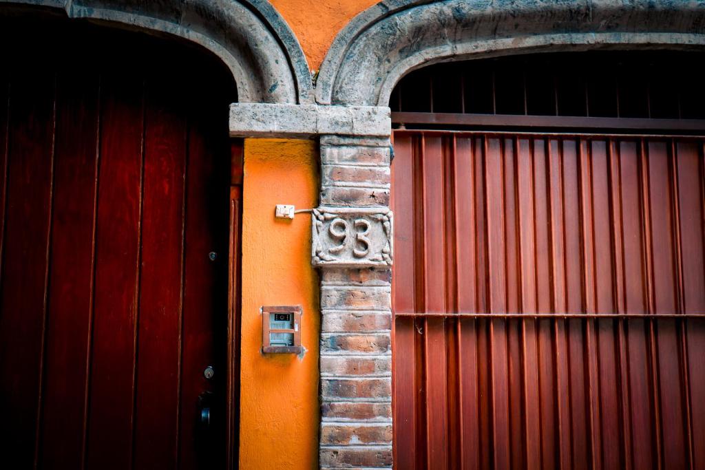墨西哥城Suites Cuija Coyoacan的橙色的门和红色的门