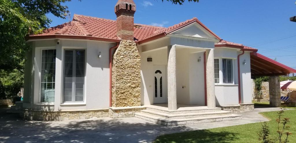 LushnjëCountry House Bubullime Albania (Villa - Cottage)的一间白色的小房子,有红色的屋顶