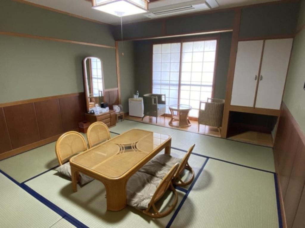 OtsukiHotel Bellreef Otsuki - Vacation STAY 43750v的配有桌椅和镜子的客房