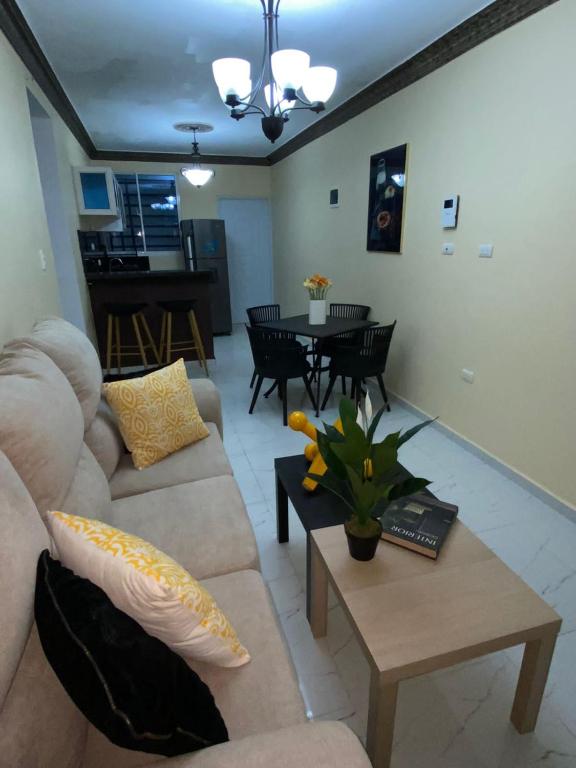 圣地亚哥洛斯卡巴Acogedor Apartamento的客厅配有沙发和桌子