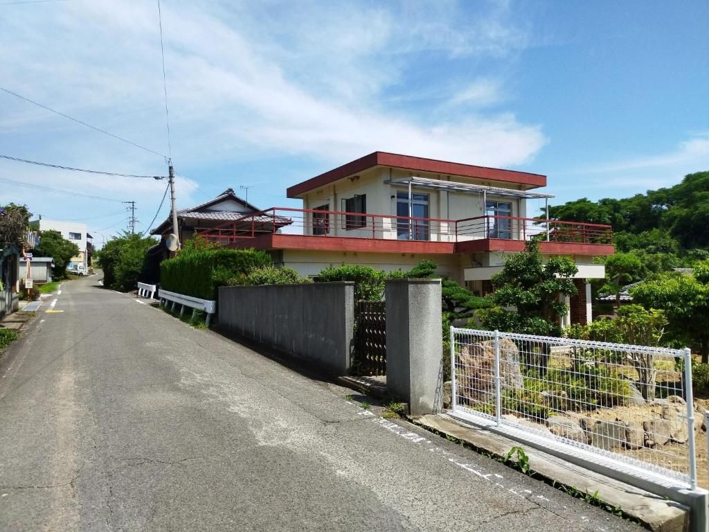 MitoyoMitoyo - House - Vacation STAY 15144的路边有栅栏的房子