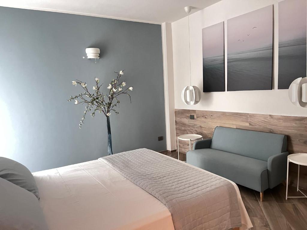 斯波托尔诺Strandhaus San Sebastiano的一间卧室配有一张床和一张蓝色椅子