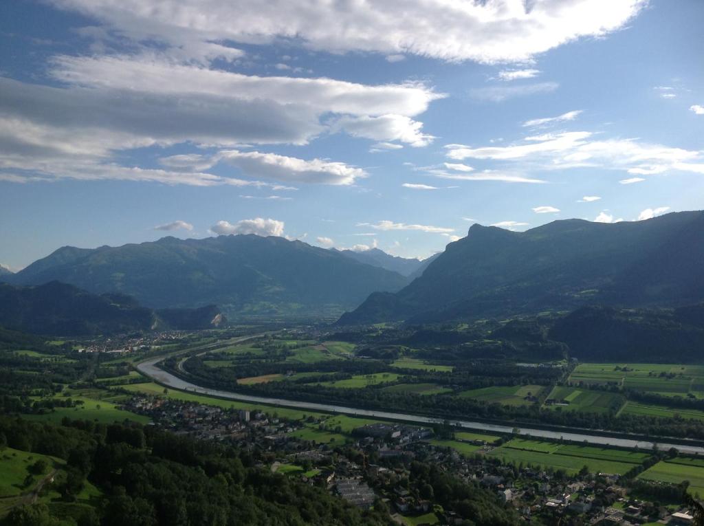 特里森贝格Bijou的享有山谷的空中美景和山景