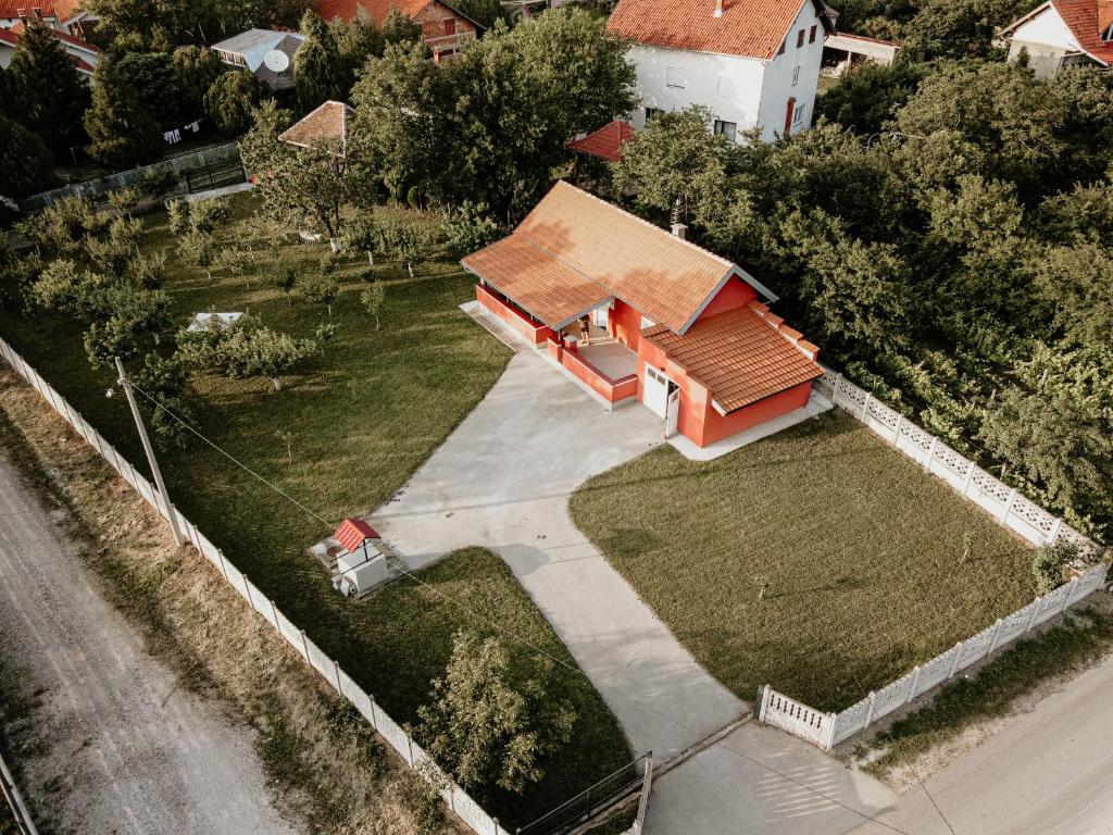 彼得罗瓦茨纳米拉维Vikendica Castanea Banja Ždrelo的屋顶房屋的顶部景色
