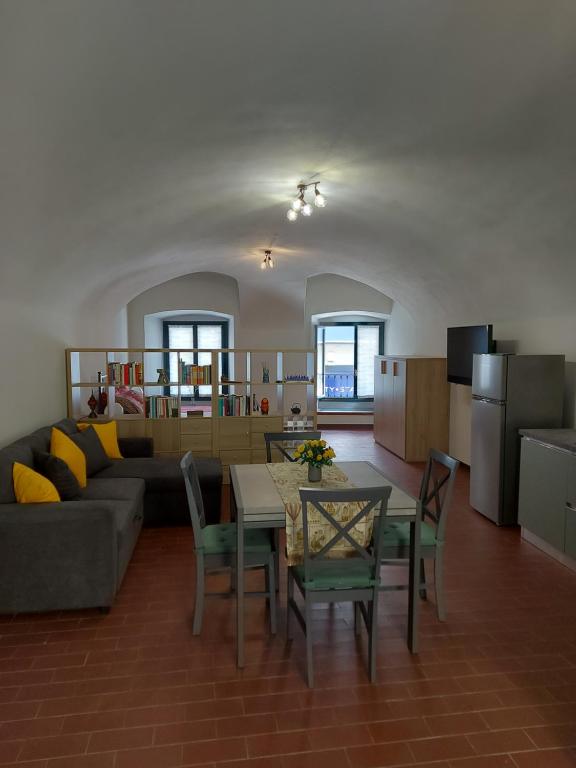 亚历山德里亚La casina in città - The little flat in town的客厅配有沙发和桌椅