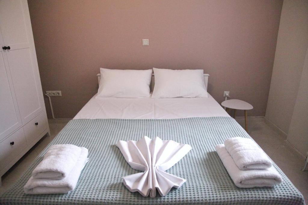 卡瓦拉Sea Front Retreat的床上有毛巾和鲜花