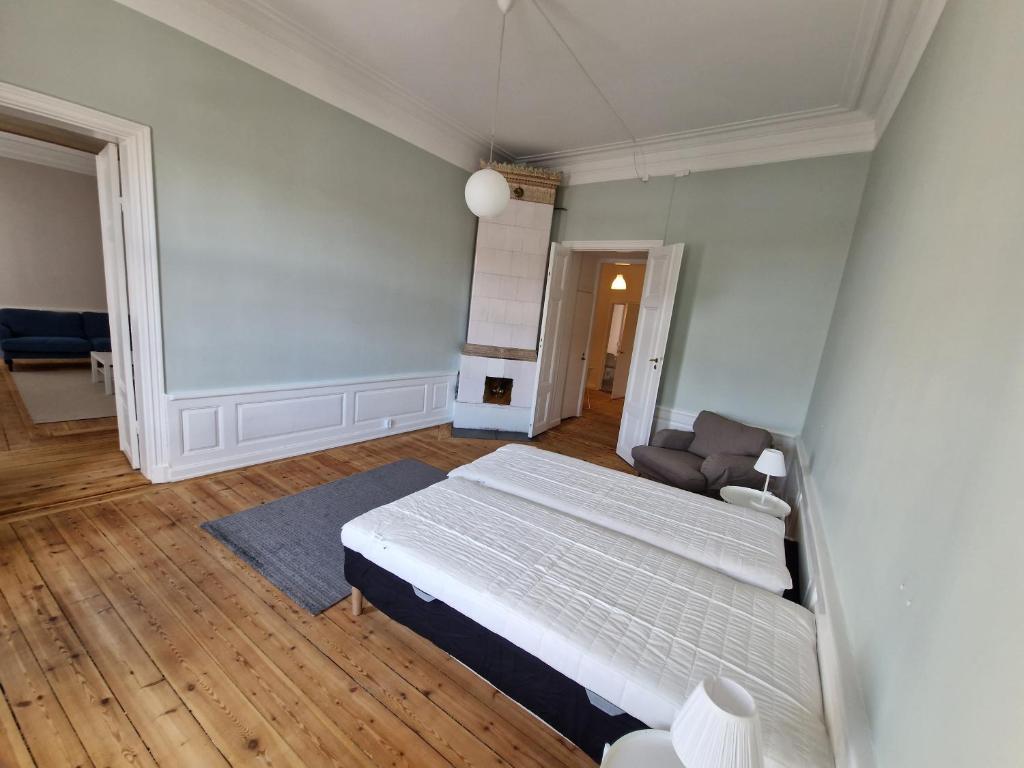斯德哥尔摩Home Inn MRT19的一间卧室配有一张床和一张沙发