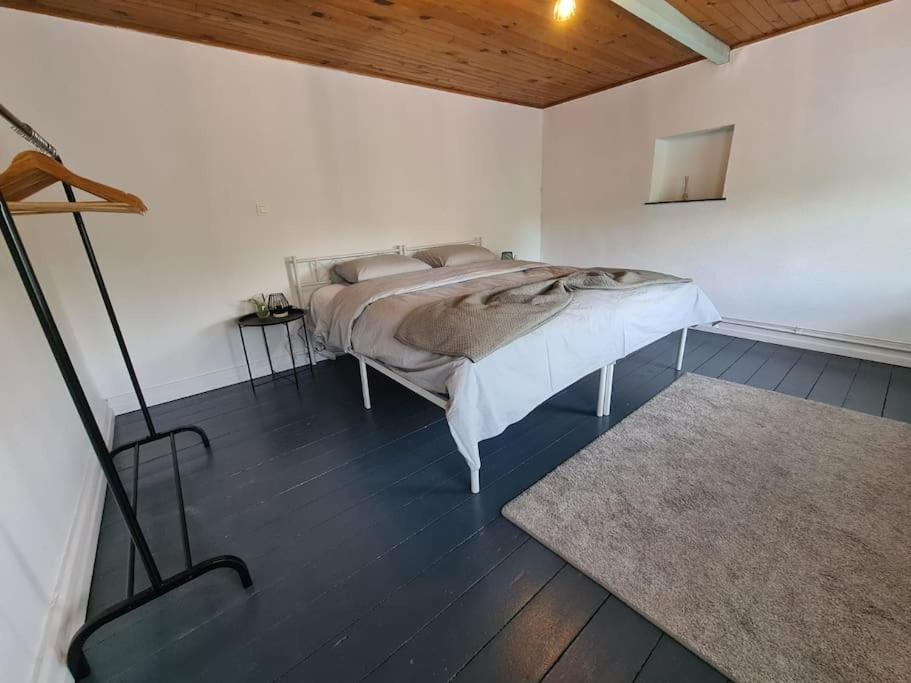 韦尔维耶Duplex dans le centre d'Heusy的一间白色卧室,配有床和地毯