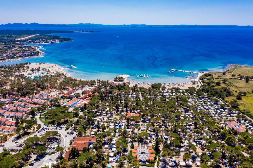 宁Zaton Holiday Resort Mobile Homes的享有海滩和海洋的空中景致