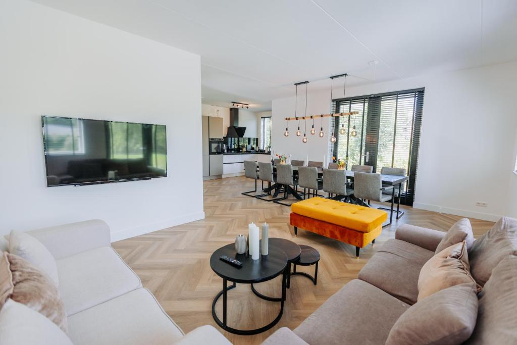 阿姆斯特丹Brand new bright luxurious villa in Amsterdam!的客厅配有沙发和桌子