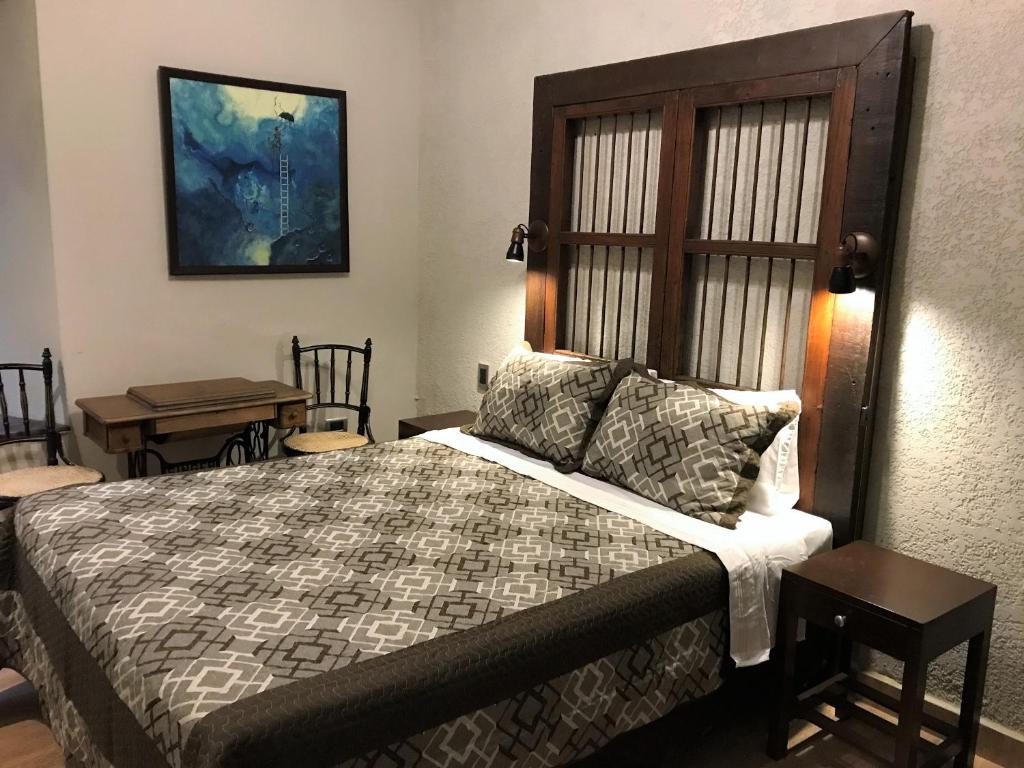 塔里哈Casona Gloria的一间卧室配有一张床和两张桌子及椅子