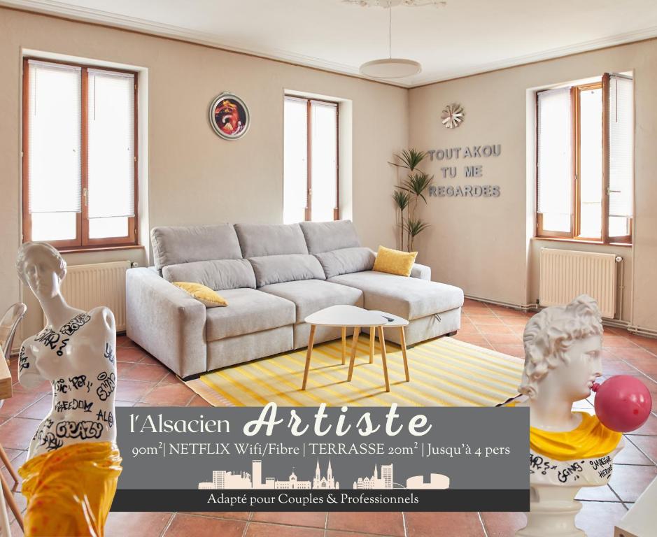 米卢斯L'Alsacien Artiste - Art - Moderne - Wifi - Netflix的带沙发和马 ⁇ 的客厅