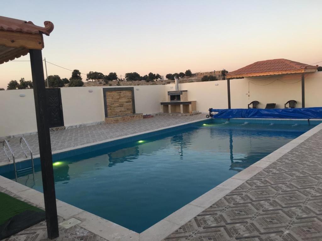 伊尔比德Poolside Perfection - Private Pool & BBQ的一座蓝色的游泳池