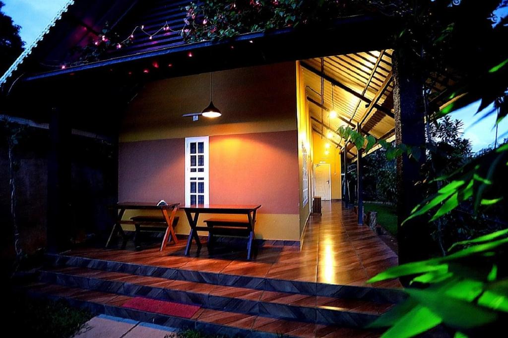 瓦亚纳德Agronest Farm & Resort By Teal Luxury Stay的天井配有桌椅。