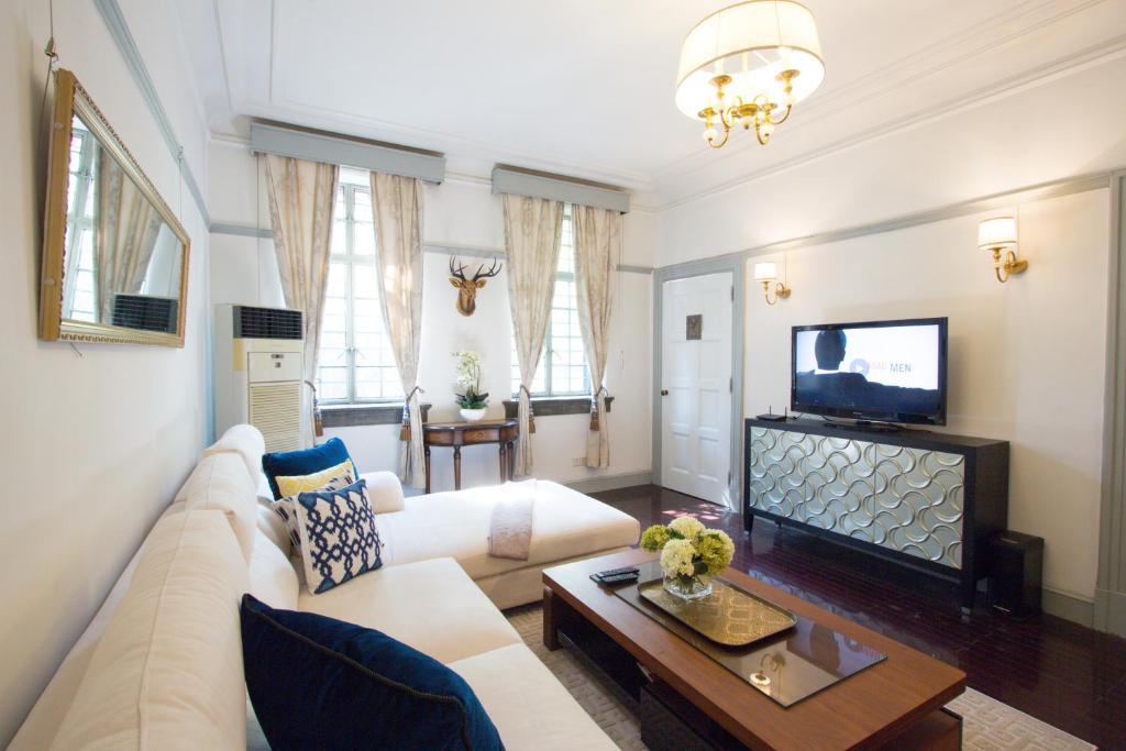 上海Classic Victorian Presidential Suite West Nanjing Rd的客厅配有白色沙发和电视