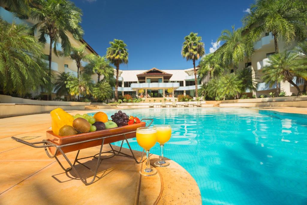 博尼图维迪迦酒店的游泳池旁的水果和饮料托盘