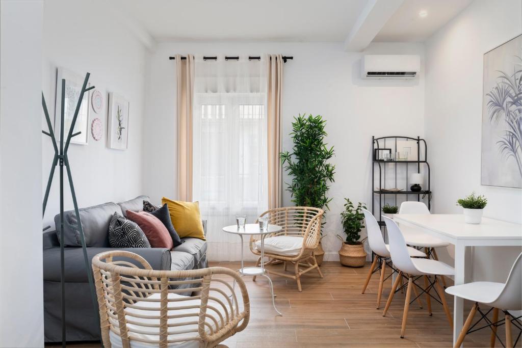塞维利亚Magno Apartments Miño的客厅配有沙发和桌椅