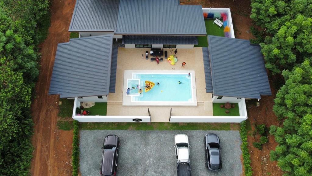 Pool Villa at Salak的享有带游泳池的房屋的空中景致