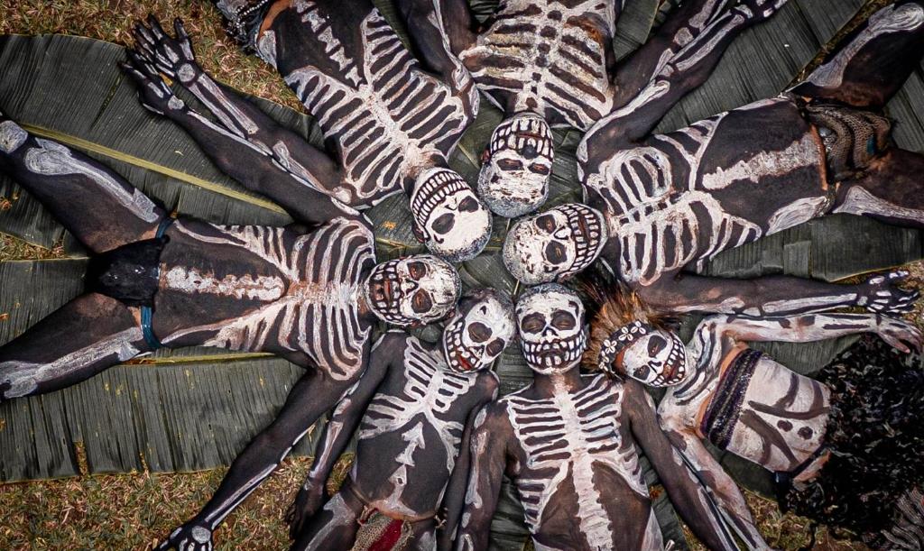 Omo Bugamo Skeleton Tribe Eco Resort的地上的一大堆头骨和骨骼