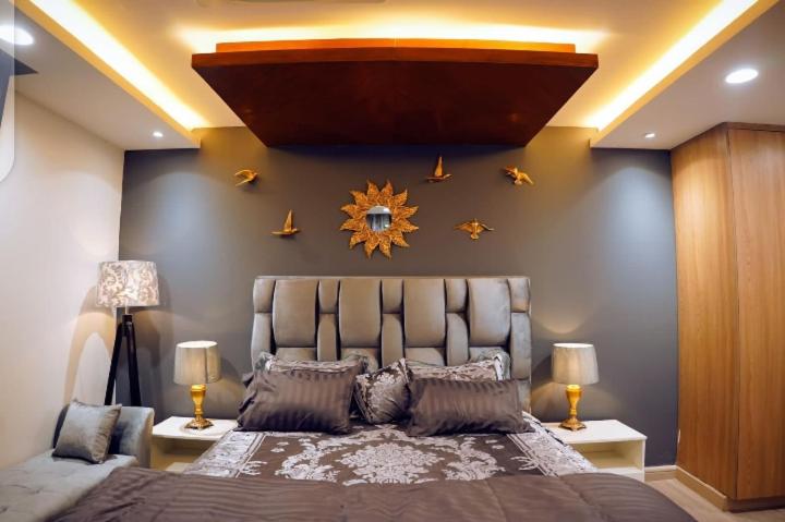 拉合尔Luxury apartment in Gold Crest Mall 1 bed的一间卧室,卧室内配有一张大床