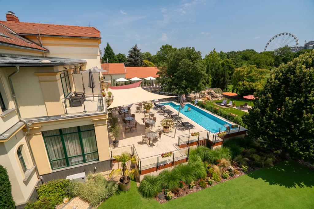 久洛伊丽莎白酒店的享有带游泳池的房屋的空中景致