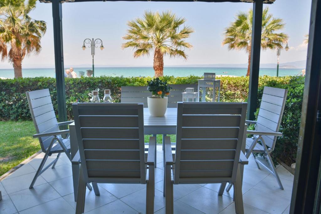 佩科霍里索非亚别墅的一张桌子和椅子,享有海景