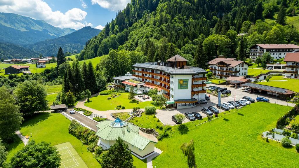 奥伯斯特多夫Alpenhotel Oberstdorf - ein Rovell Hotel的享有山区度假胜地的空中景致