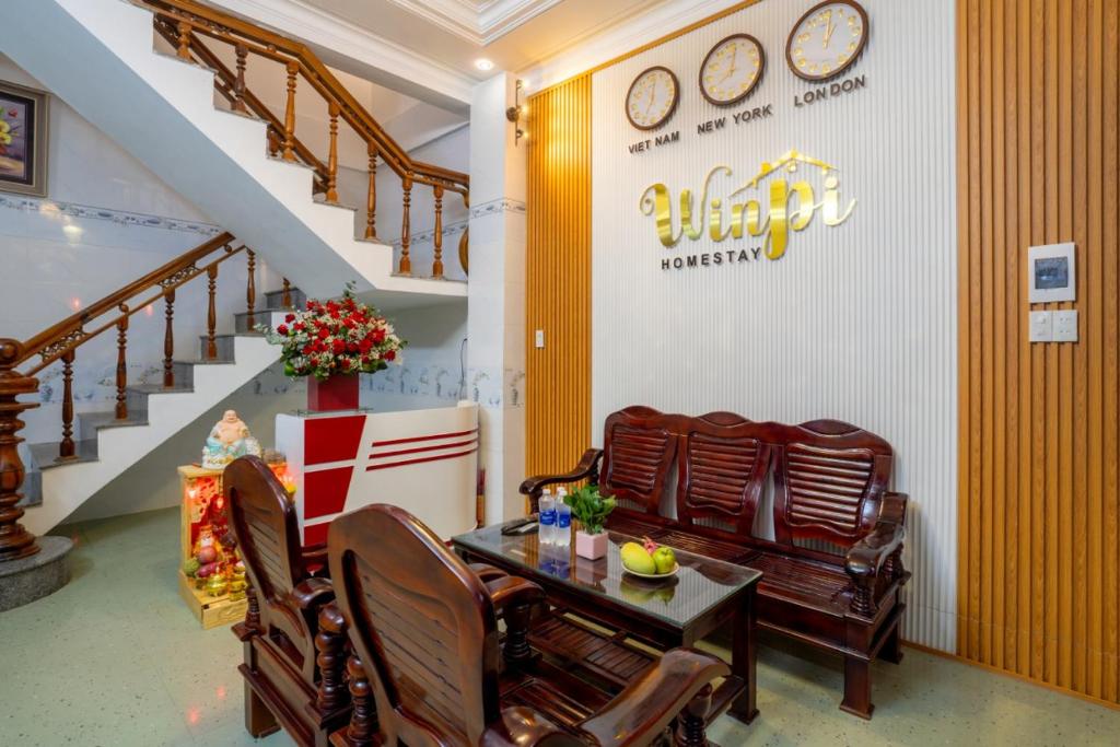Thôn Lại ThêWINPI Homestay & Hotel的一间带桌椅和楼梯的餐厅