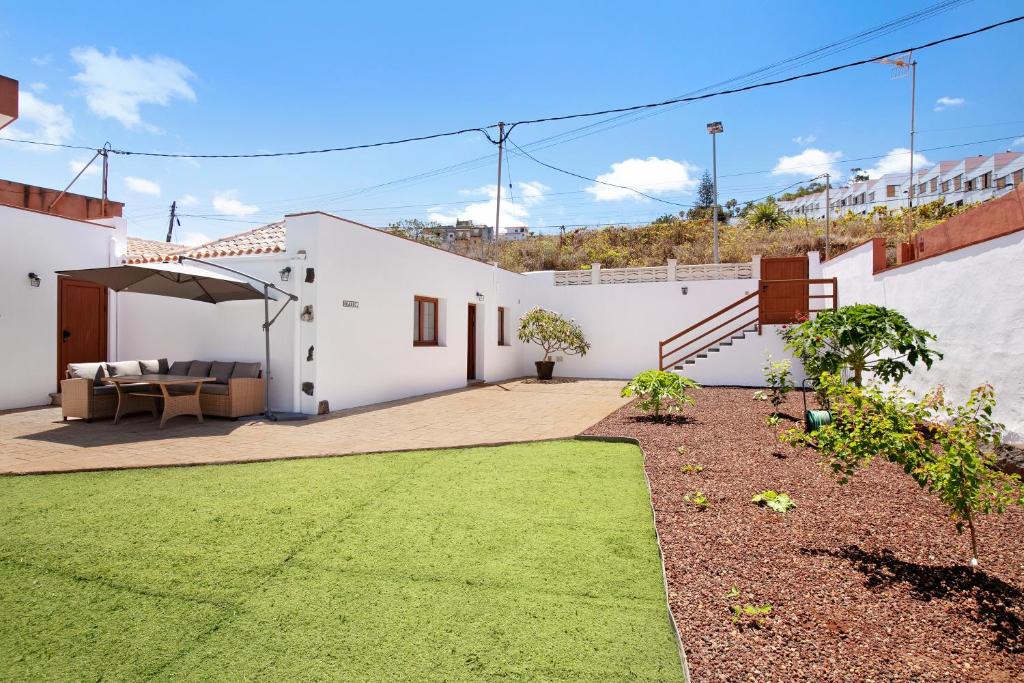塔科龙特Casa Marhec的白色的房子,设有庭院和草坪
