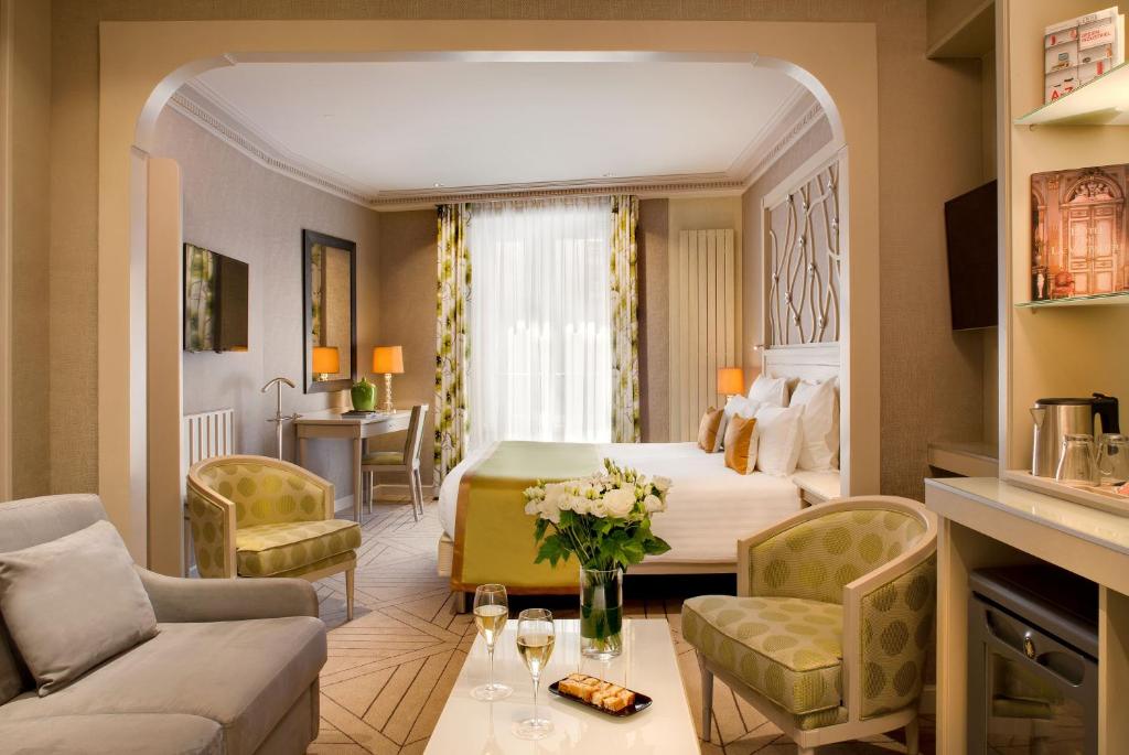 巴黎罗切斯特香榭丽舍酒店的酒店客房设有床和客厅。