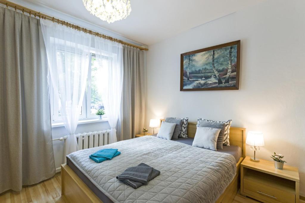 格但斯克Apartament 2 pokojowy Gdańsk的一间卧室配有一张床,上面有两条毛巾