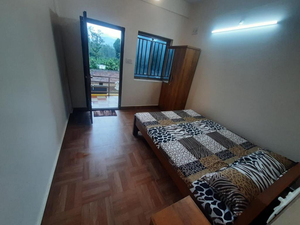KakkabePaadi Inn的卧室位于客房的角落,配有一张床
