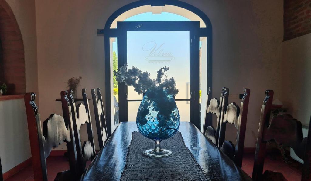 Pegognaga沃利维亚瑞莱斯住宿加早餐旅馆的一张桌子上的一个蓝色花瓶