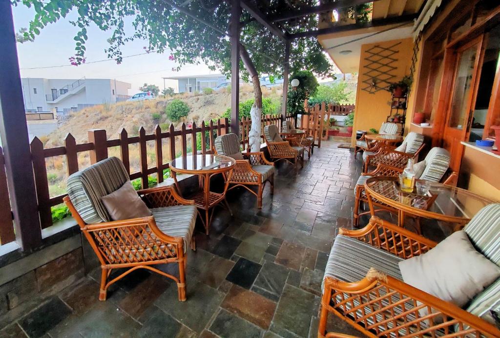 普拉基亚斯拉帕酒店的一个带桌椅的庭院和围栏