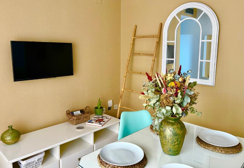 科尔多瓦Apartamento La Rosa - RECIÉN REFORMADO的客厅配有带花瓶的桌子
