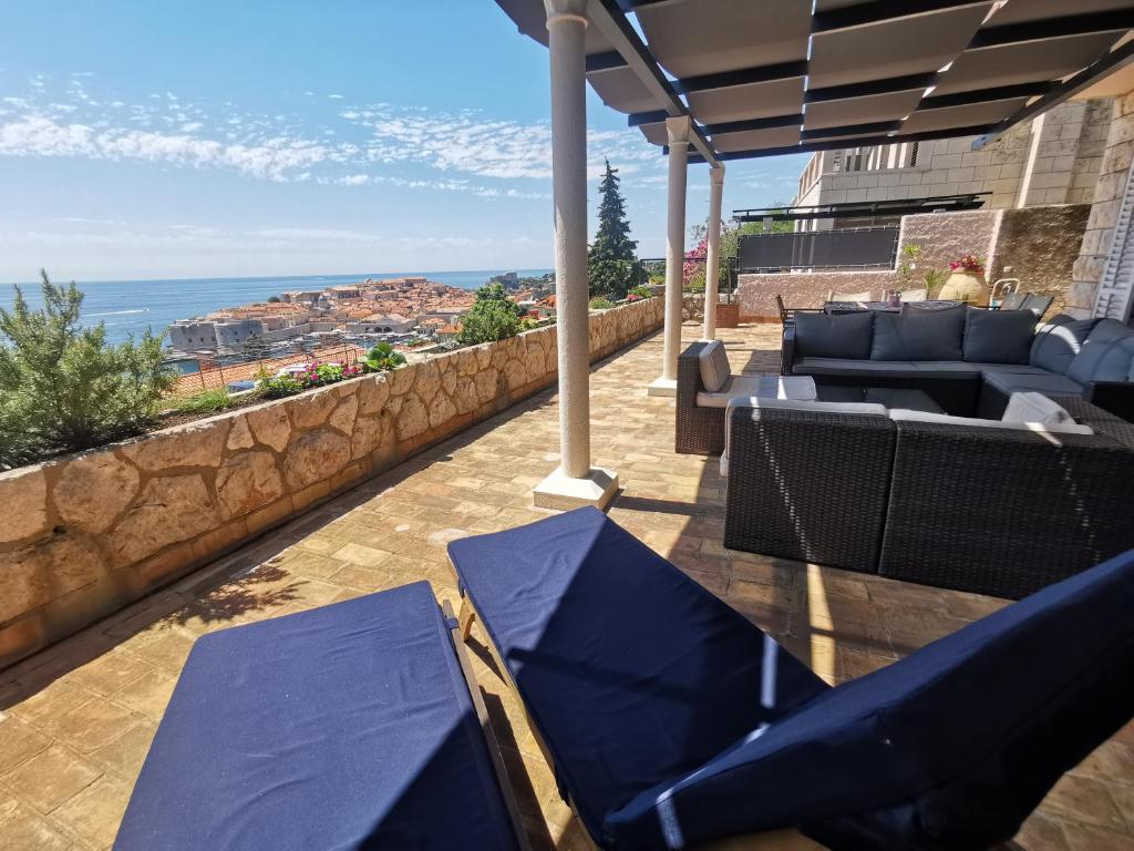 杜布罗夫尼克Dubrovniks best views apartment from a spacious terrace的一个带桌椅的海景庭院