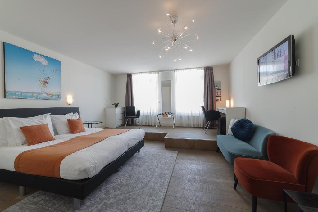 科特海讷德吉尔泰泽乌酒店的一间大卧室,配有一张大床和一张沙发